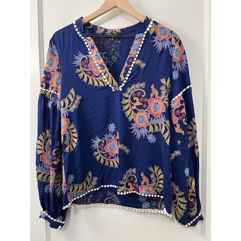 Romeo + Juliet Couture Women's Navy Blue Floral Embroidered Peasant Top Size S